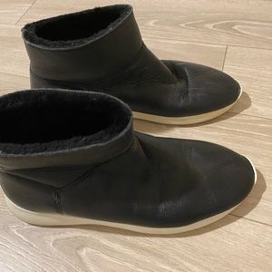 Vince boots,size 9